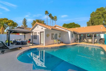 LAKE COMMUNITY HOME WITH PRIVATE POOL, 3BR/2BA IN TEMPE AZ