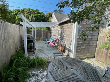 Gorgeous Cottage steps from the beach